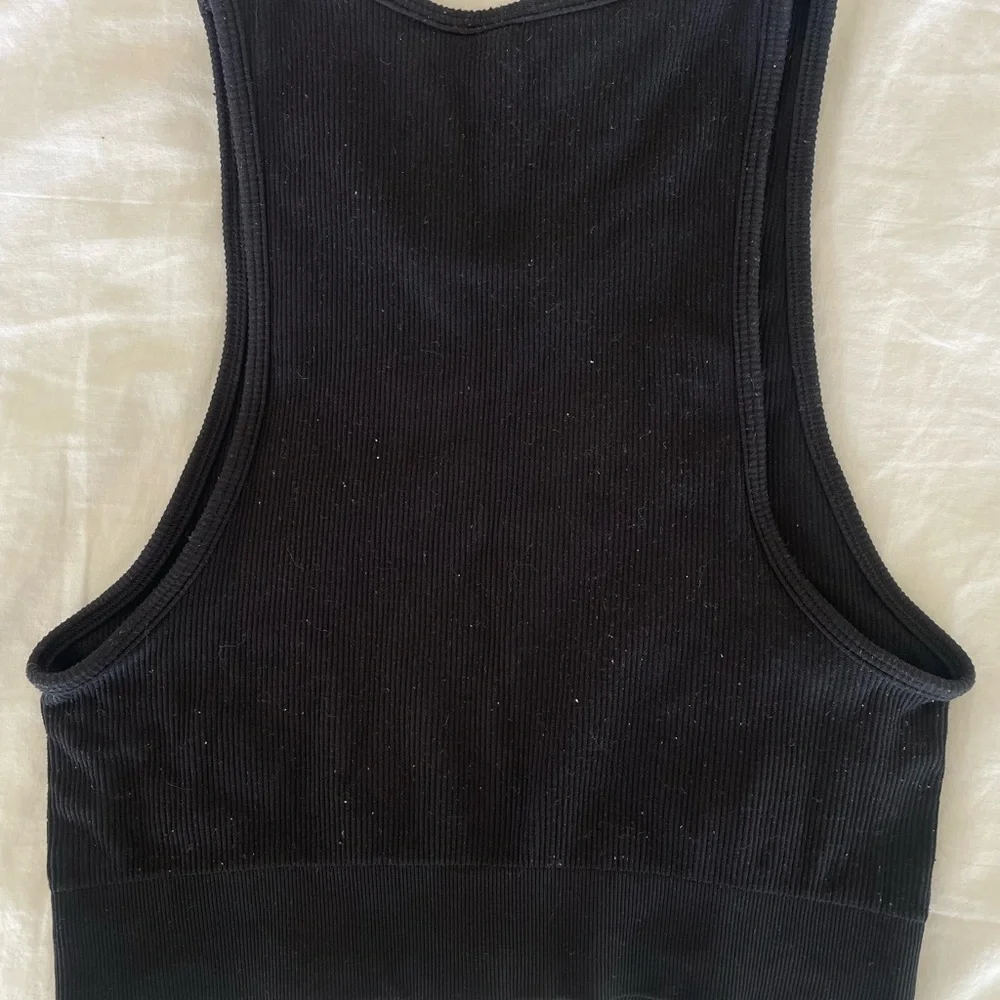 Aritzia | Babaton Ribbed Crop Tank Top - Black & Brown - Picture 5 of 8